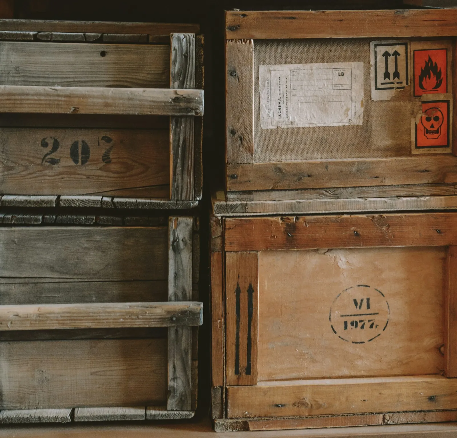 Cajas de madera marcadas y etiquetadas para despacho · foto de referencia