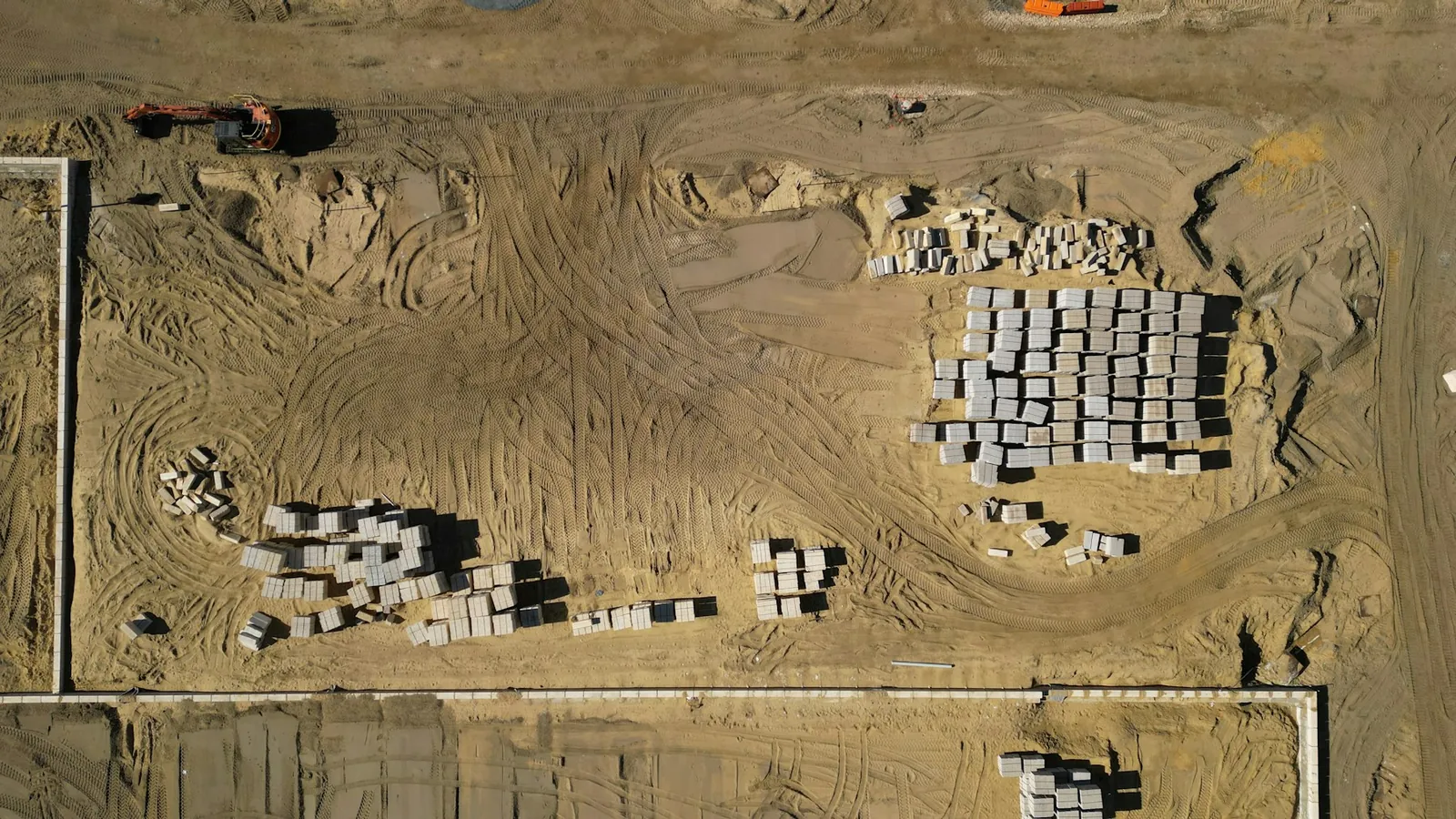 Vista aérea de un patio con materiales organizados · foto de referencia